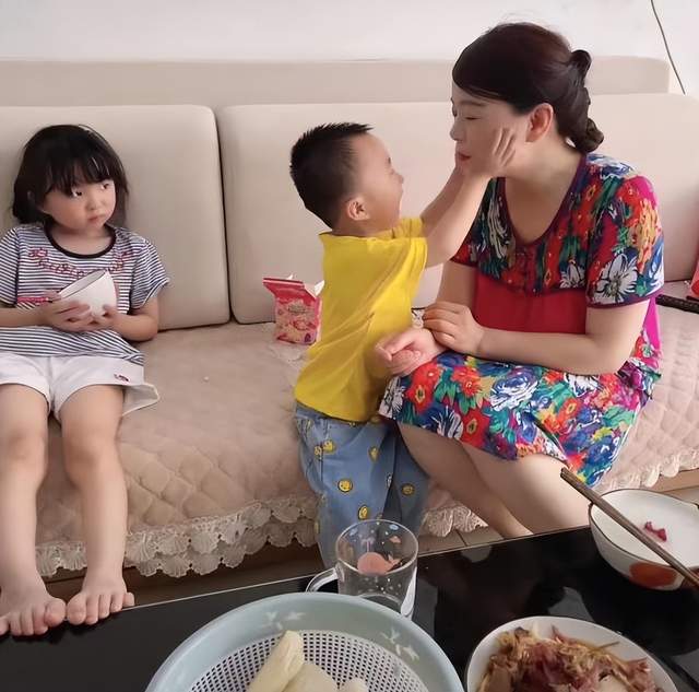 许敏|心寒!姚威曾给姚策捧遗像,媳妇田静在直播间感谢吐槽许妈的粉丝