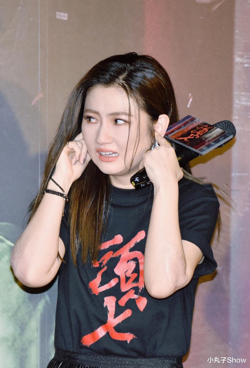 Selina|Selina任家萱亮相活动，T恤半裙穿出五五身材，自爆男友称她萱宝