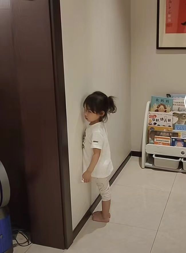 陈玘|陈玘漂亮女儿被罚站，抹眼泪给爸爸送白眼，国乒名帅辞职回家带娃