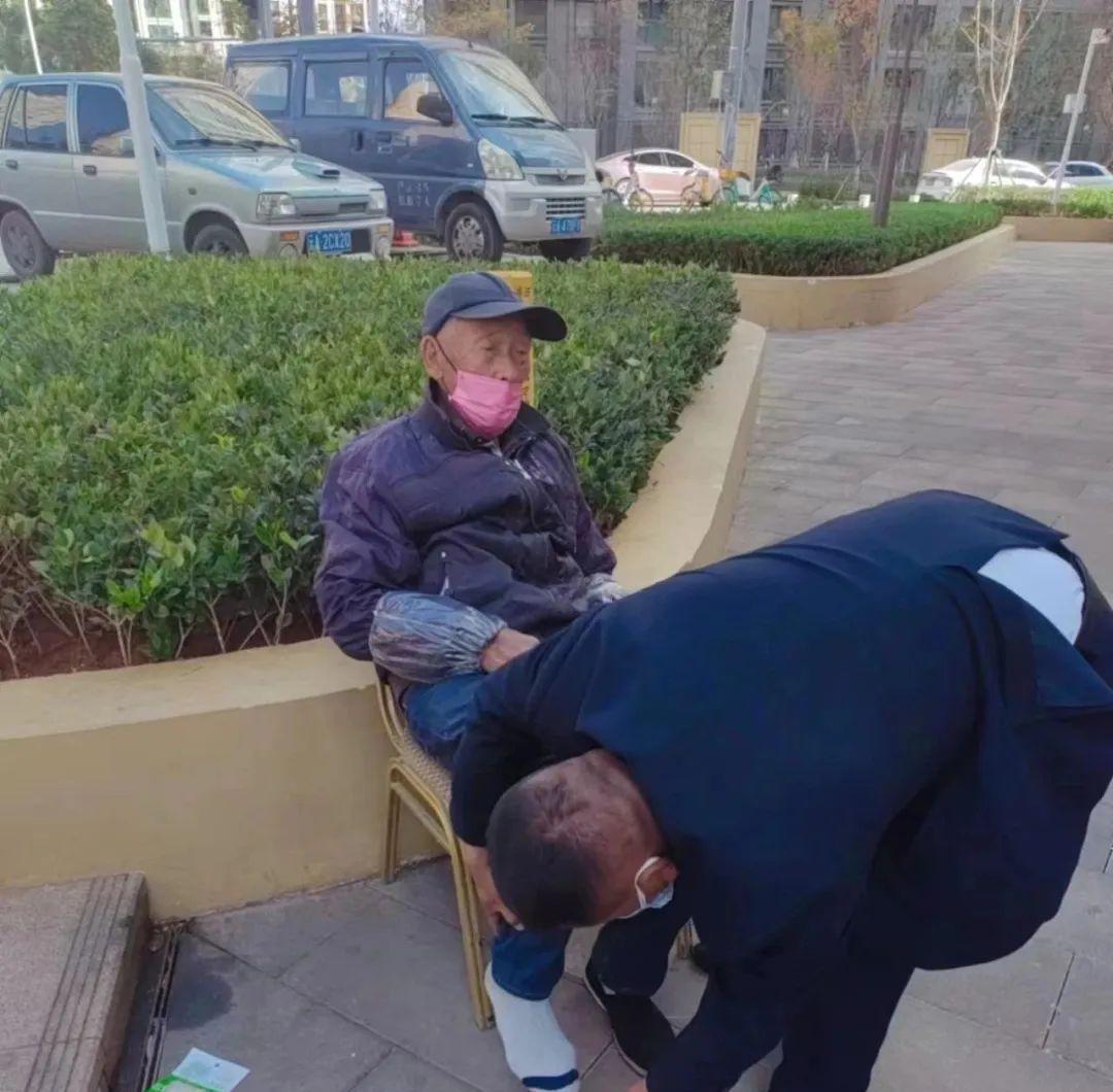 老人摔倒了你扶不扶,退伍军人用行动来回答