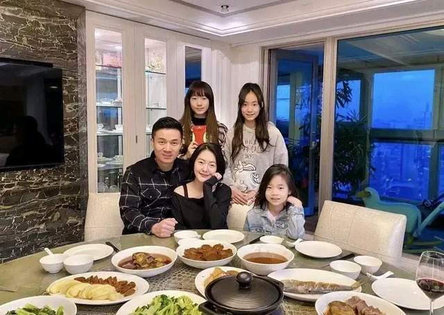 小S|小S与老公许雅钧带全家游玩，力证婚姻幸福美满