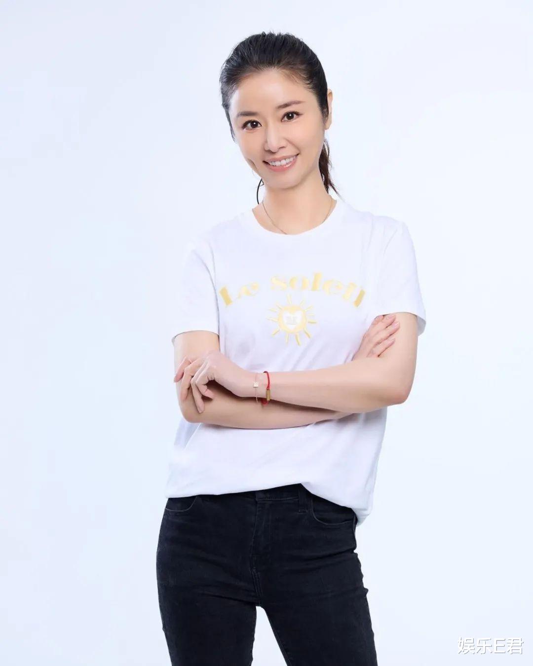 林心如|林心如端午晒街拍小腹凸起，被网友质疑怀二胎，她回复的表情亮了