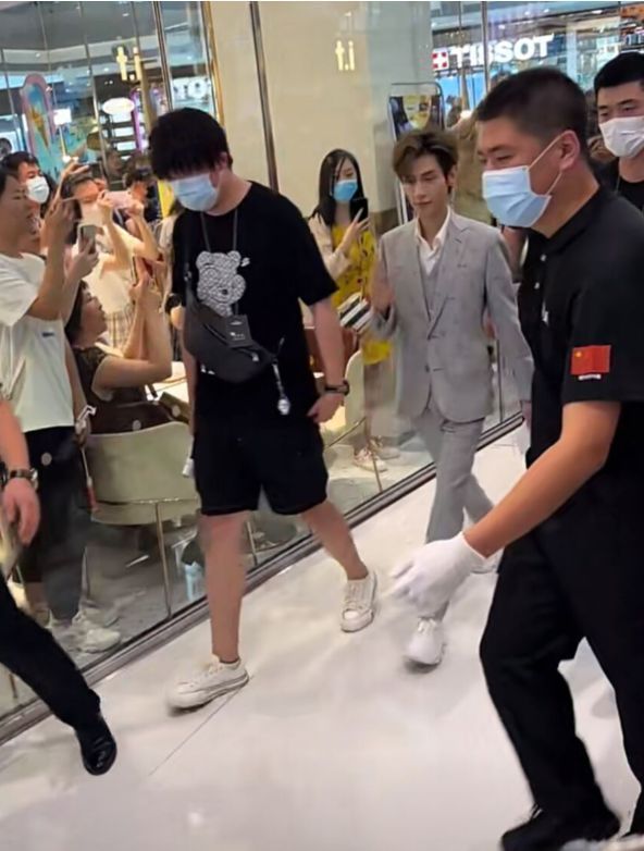 罗云熙|罗云熙沈阳出席活动,身材纤细双腿瘦成竹竿,近照被指酷似郭敬明