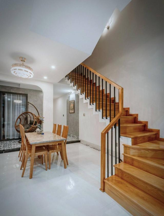 自己住市区,给父母在郊区买别墅养老,装修简单舒适,自己两边跑