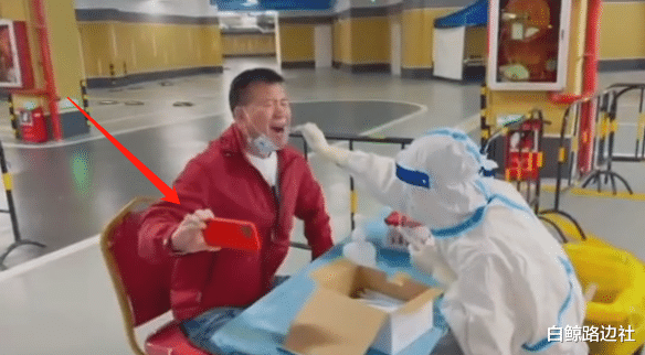 万梓良|万梓良内地做核酸！全程拿手机凹造型，排队摘口罩说话被指没秩序