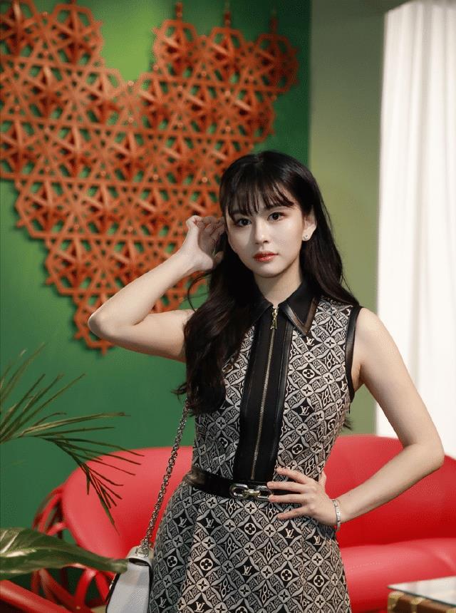 黄绮珊|邱淑贞女儿好甜美,穿背心裙真显名媛气息,不输妈妈当年的风采