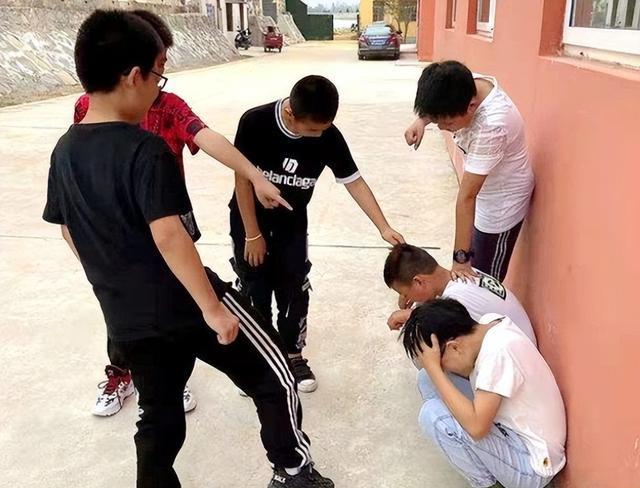 男子路遇学生边走边哭，疑遭遇同学霸凌，她竟没有坐公交车的权利