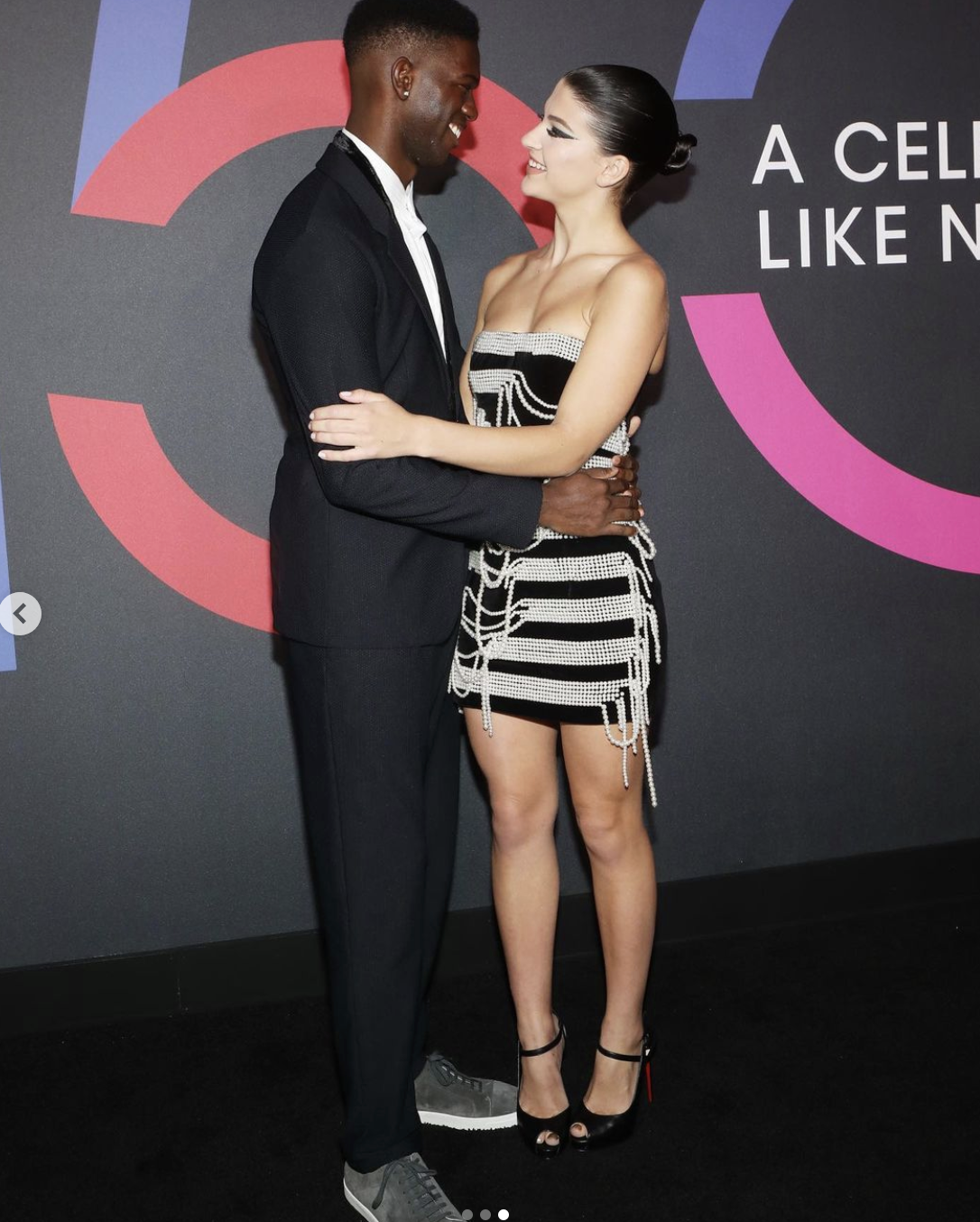 菲比|盖茨千金首次和黑人男友走红毯!不惧吐槽秀恩爱,穿抹胸裙如超模