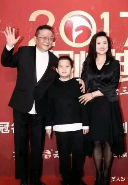 王刚|73岁王刚罕见带妻儿参加活动!小22岁娇妻珠圆玉润气质富态,一看就很有旺夫相