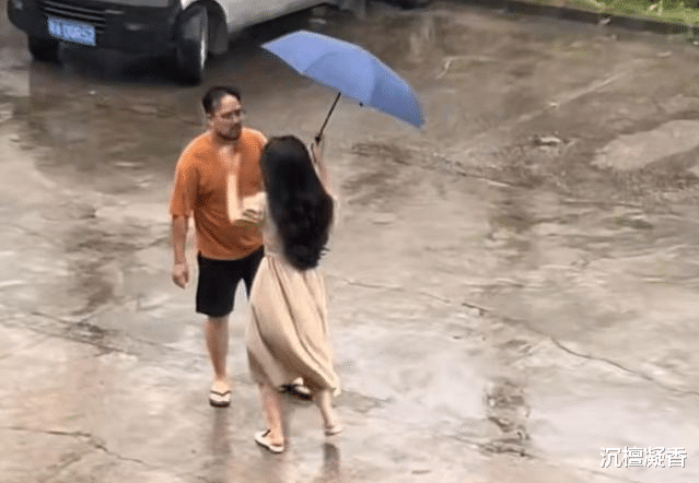 广州男子摔门而出,妻子被推倒在地,目击者:她跟男同事聊过头了