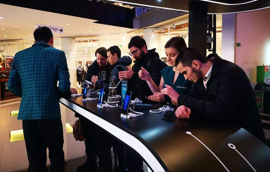 realme|俄罗斯00后“天才情侣”，正式加入华为公司，女方曾获世界冠军