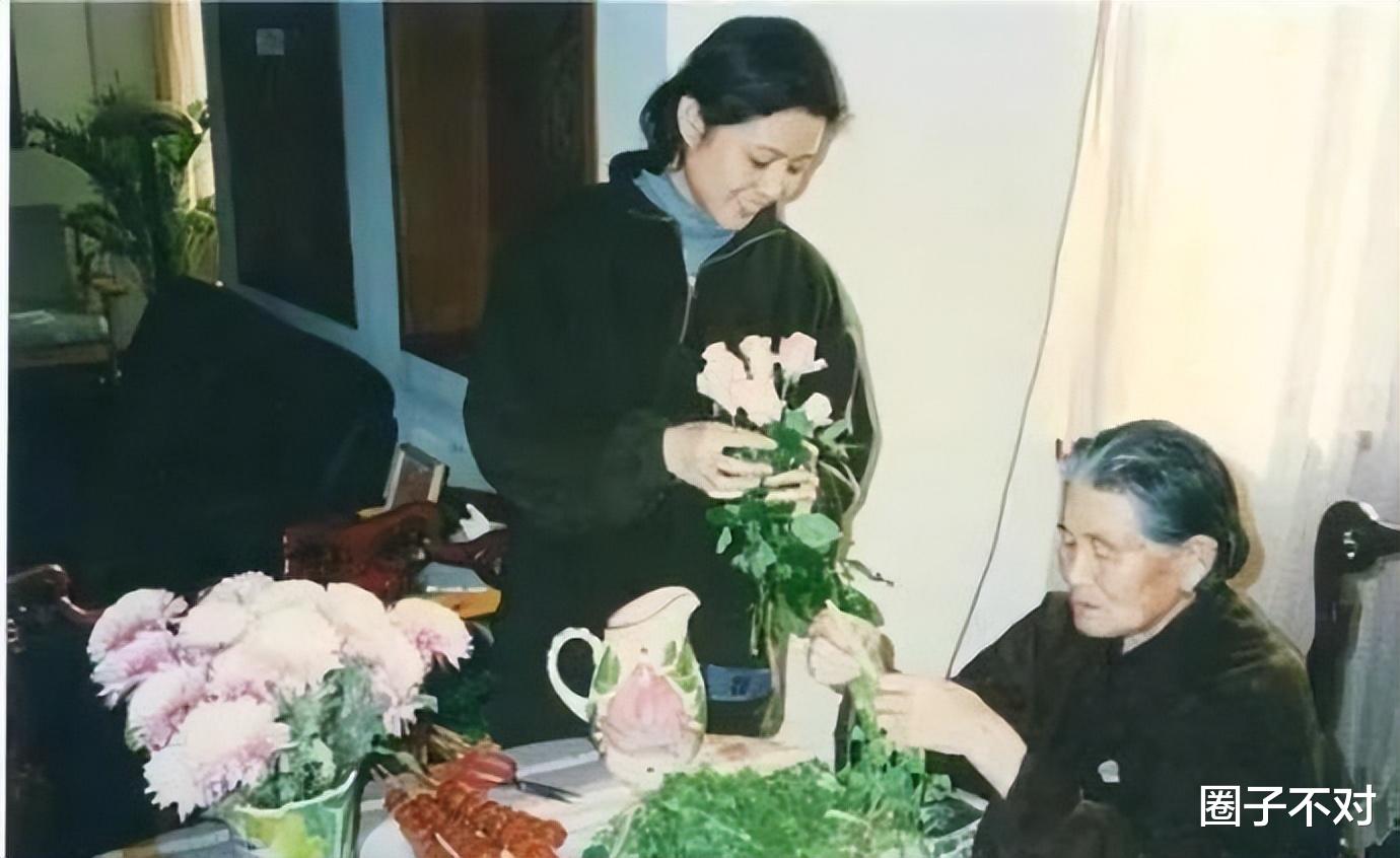 倪萍|倪萍:三婚两次失败,为救儿子给冯小刚下跪,46岁嫁导演终获幸福