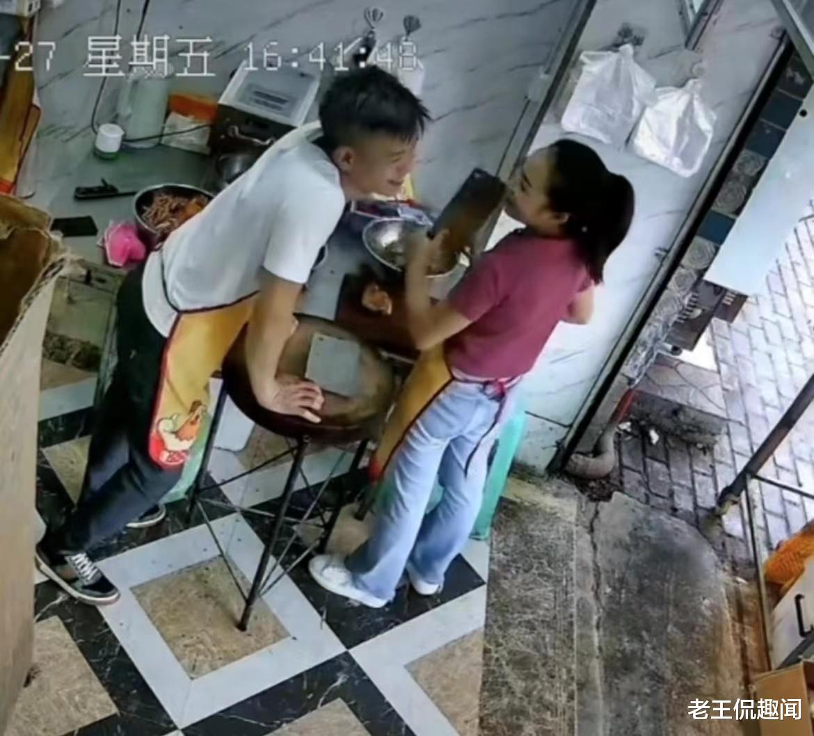 年轻情侣忙中偷闲,没人时不忘偷偷浪漫一下,网友:注意手中的刀