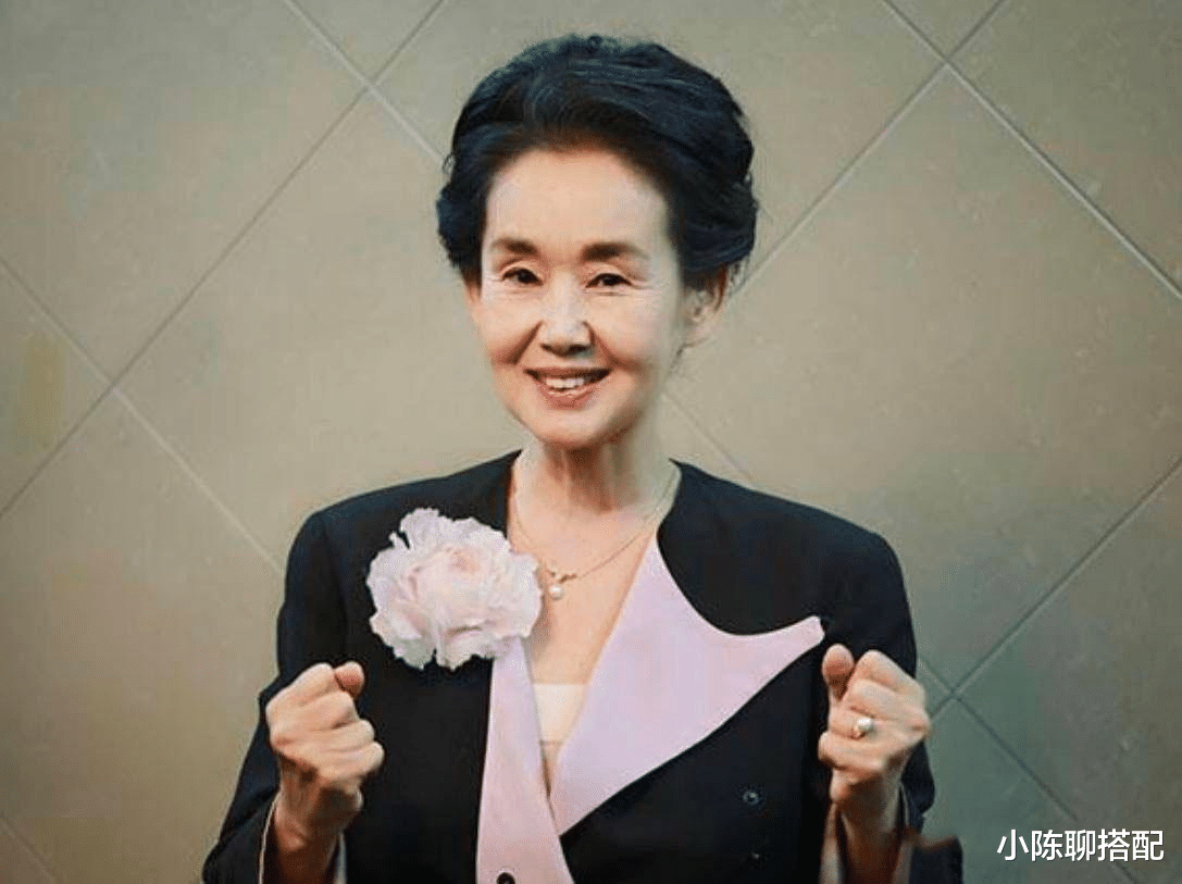 首饰 优雅到骨子里的50+妈妈：不披丝巾，发不过肩，妆容淡雅，好美