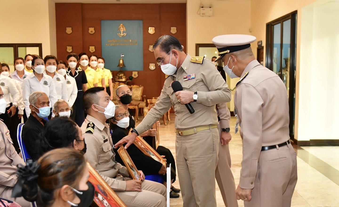 泰国总理巴育赴春武里慰问沉船事故获救伤员 参加6名船员葬礼仪式