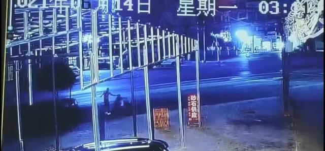 醉酒男强抱七旬老太进足疗店,老太拒绝被装进纸盒焚尸