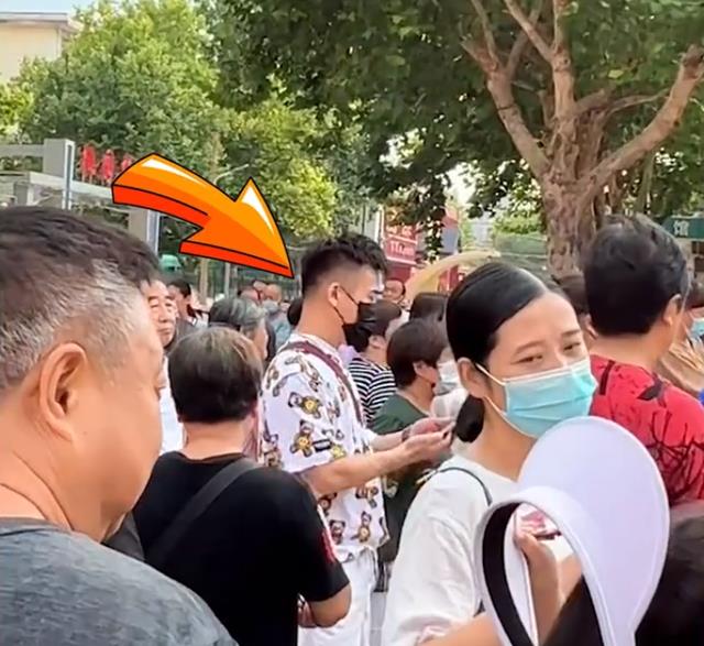 河北55岁姥爷接4岁外孙放学,穿着时尚宛如逆生长,完胜34岁女婿
