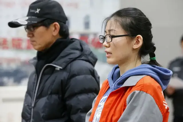 豪车女司机拖拽收费员致死,连累父亲被判刑,怎么回事?