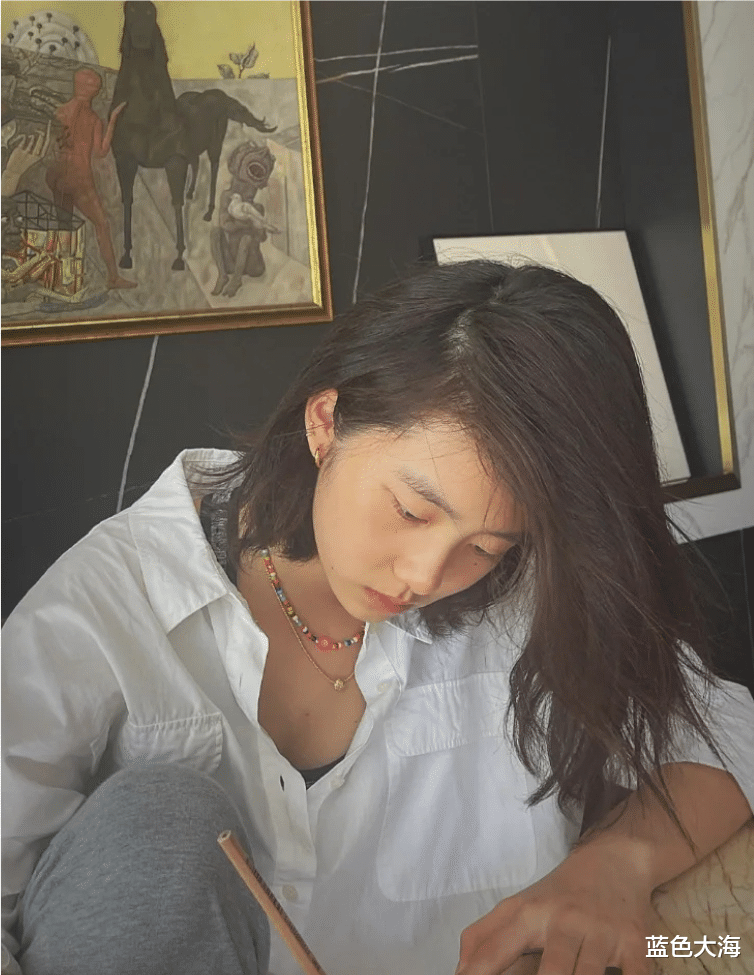 穿衣搭配 黄多多太好看了！小小年纪就很有气质，仿佛跟妈妈共用一张脸