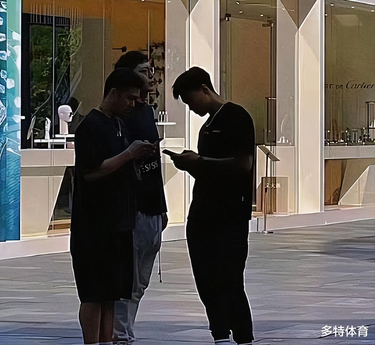 汤杰|宏远速递：赵睿胡明轩结伴出游，汤杰打小区野球，易建联视察工地