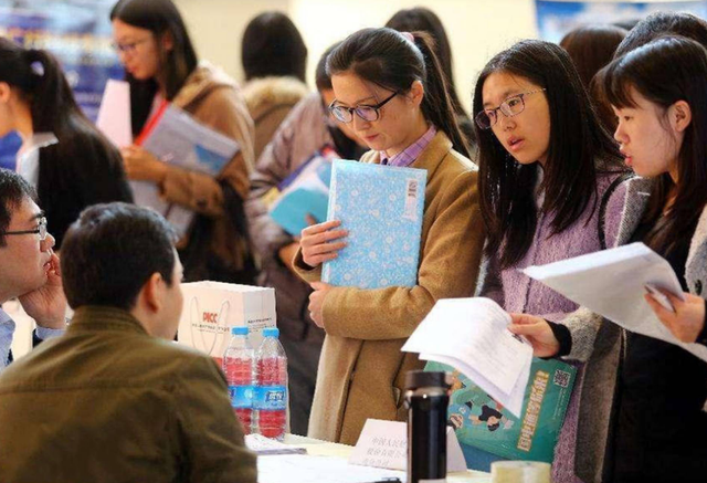 00后|00后因“到点下班”被批评，工作群直接怒怼老板，网友：年少轻狂