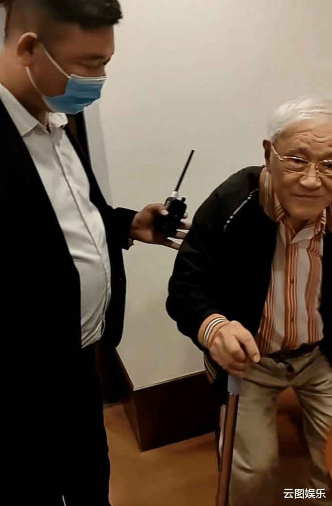 87岁牛犇养老院生活!步履蹒跚拿拖把当拐杖,须发皆白慈祥和蔼
