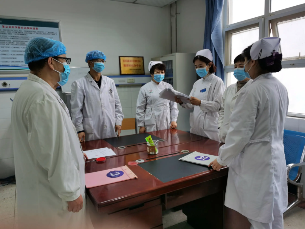 “不要再道德绑架了”,阳性医生哽咽发声,不想带病上岗想休息