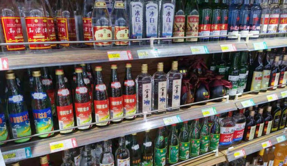 白酒圈的新骗局,大量“酒精酒”涌入小超市,特殊记号全在标签上