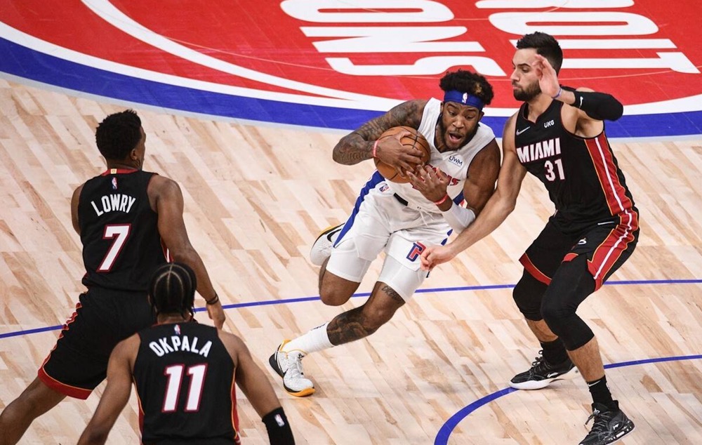 萨迪克|从单场2分到51分，NBA唯一一个抽风型3D，他到底是福？还是祸？