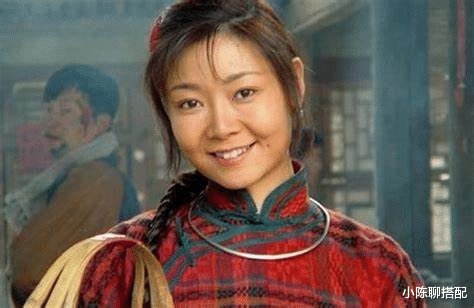 bin “国民妈妈”萨日娜：圆脸很旺夫，穿衣宽松得体，54岁也温婉贵气