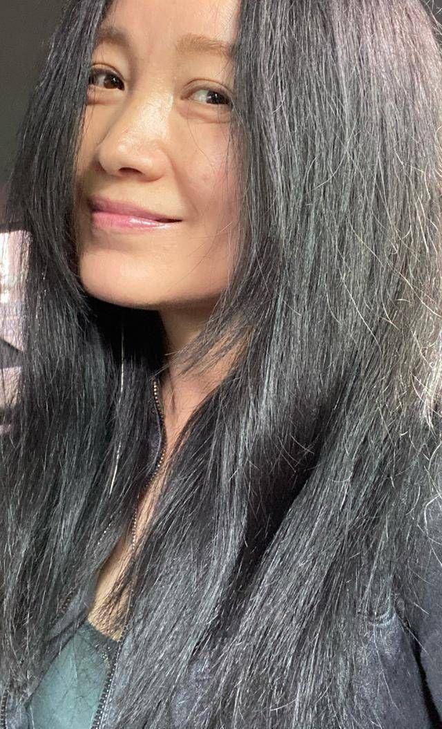 明星|斯琴格日又现身了，乡下商演太过落魄，被网友指责靠臧天朔上位