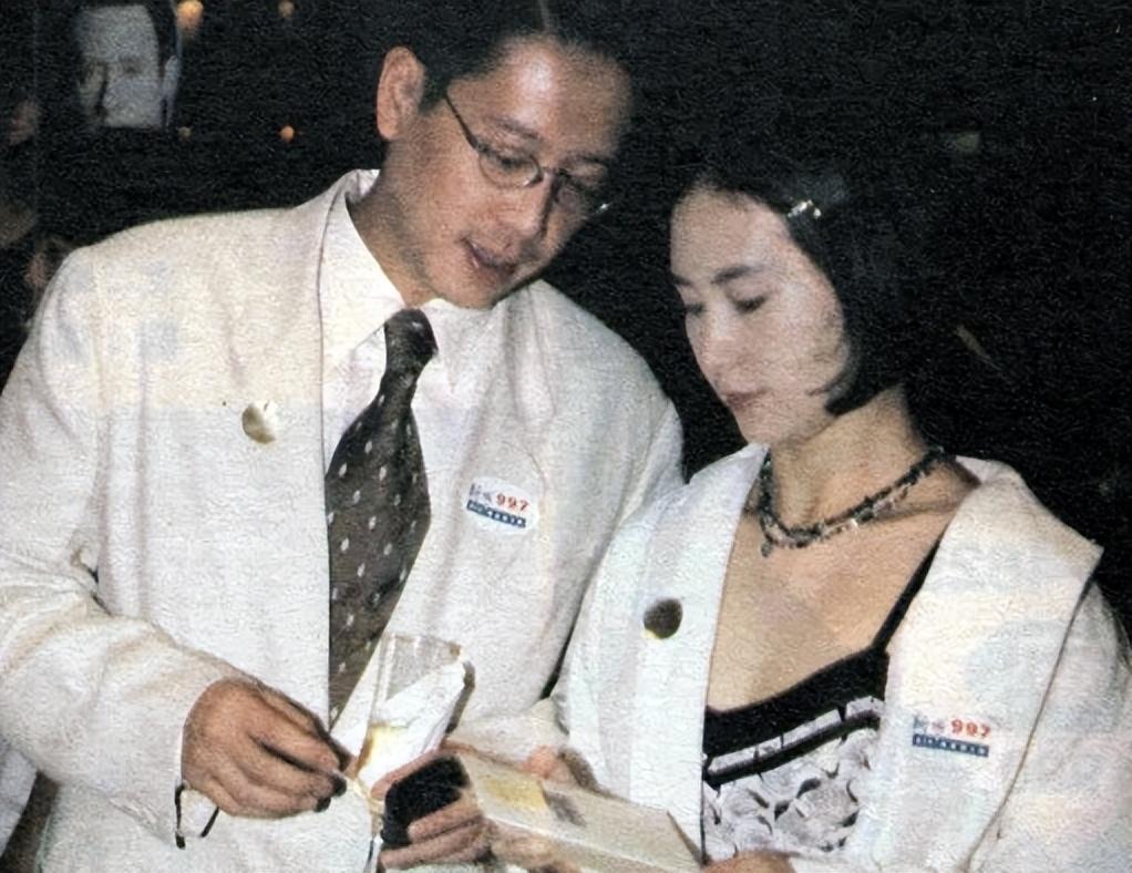 许晋亨|“花花公子”许晋亨：放弃赌王千金，娶蛇蝎美人李嘉欣，60岁拄着拐杖出席活动！