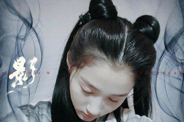 关晓彤|出道演魔幻烂片，录综艺全场最惨，走红毯被新人挑衅，她图什么