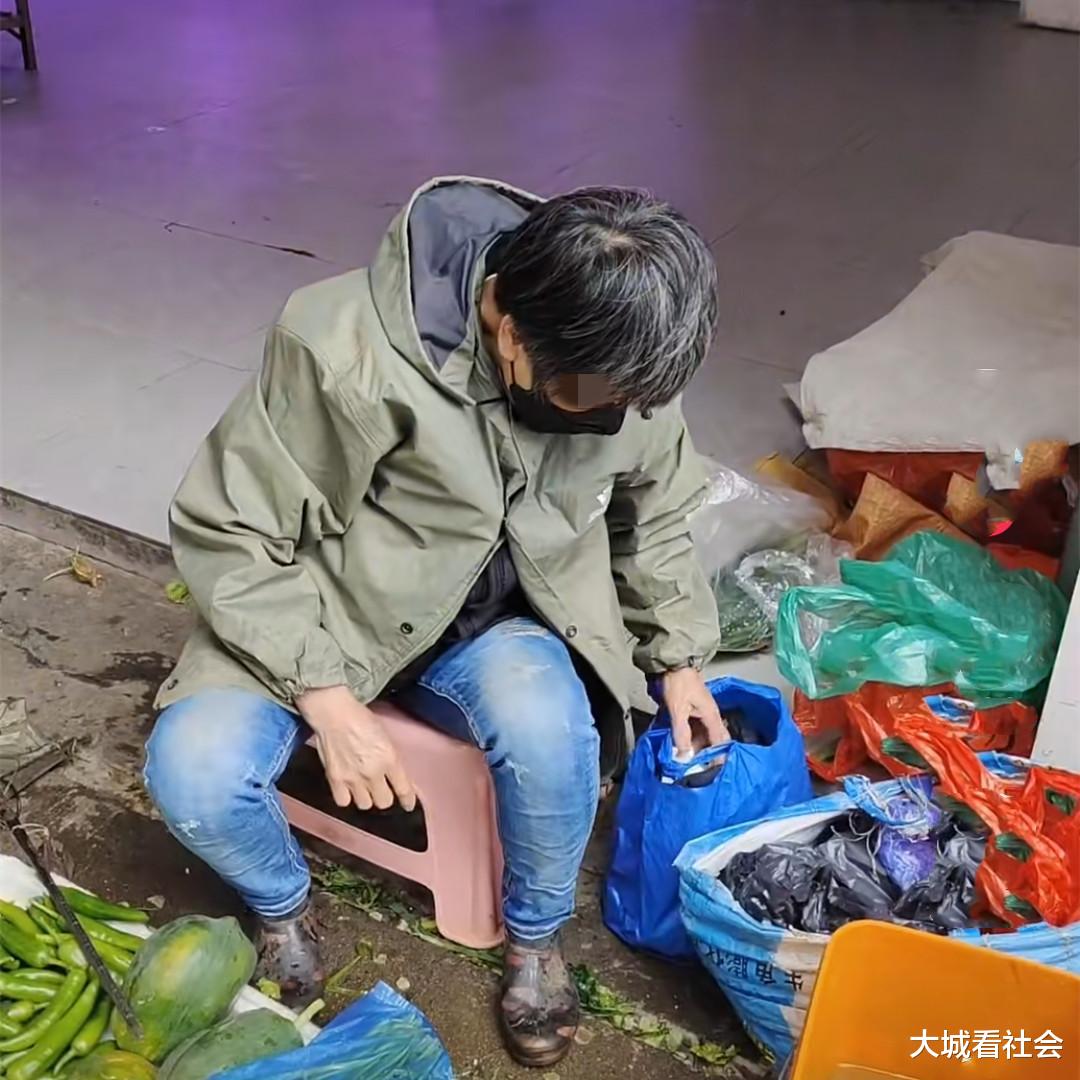 摆摊被收钱?广东一门店经常被卖菜占满,老板收老人100元被骂