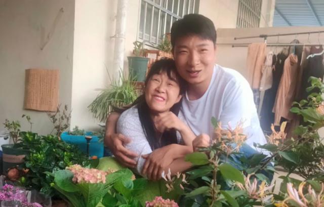 余秀华|曝46岁余秀华怀孕,与90后男友的女儿同桌吃饭,脸上没有笑容