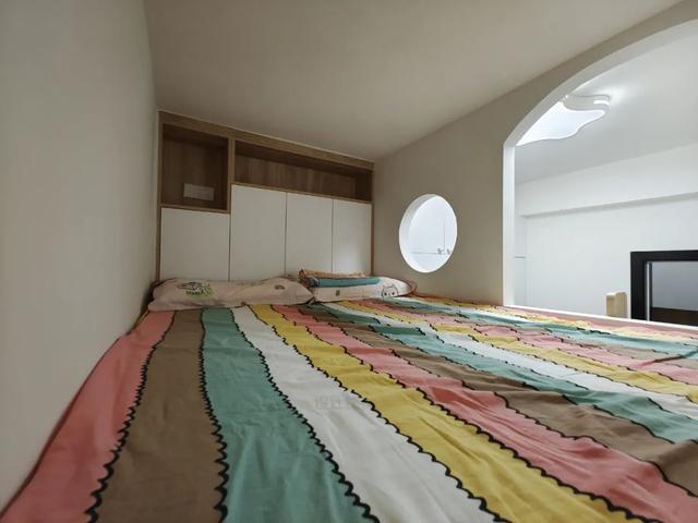 把大学宿舍里的“上床下桌”搬回家里,实用又灵活的设计,太棒了