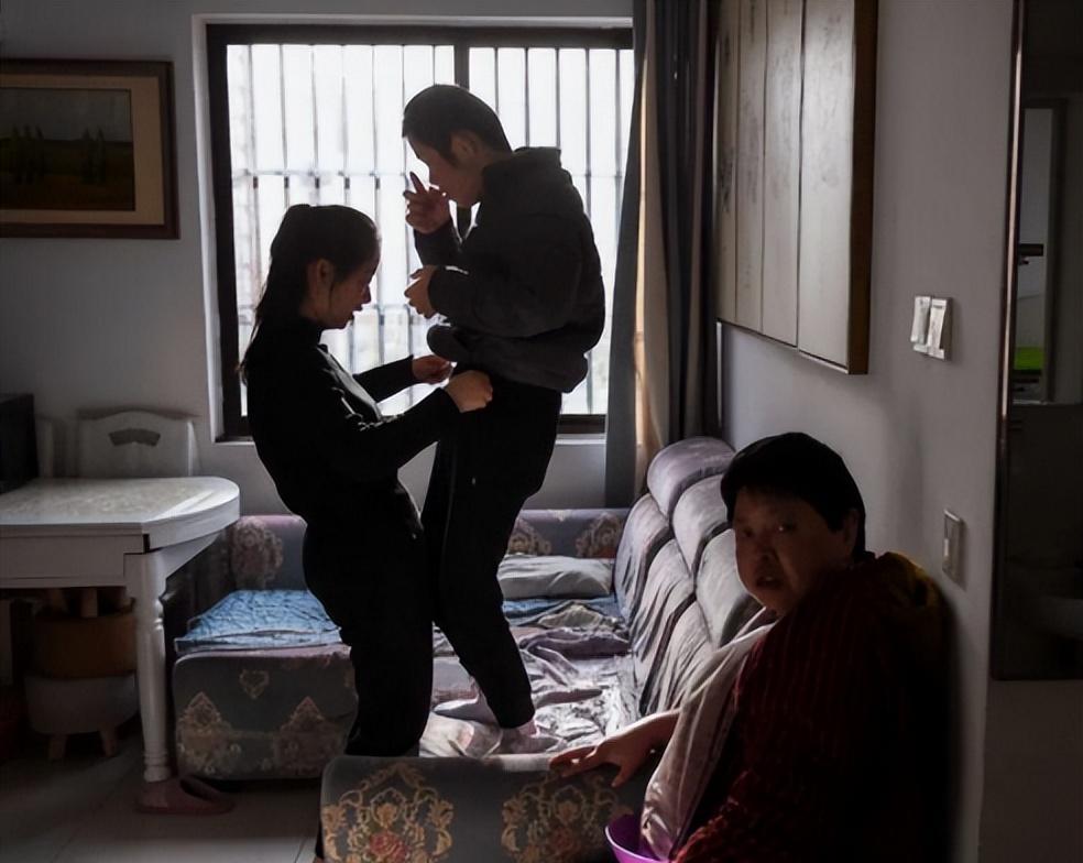 纪实95后女孩每晚抱着21岁弟弟睡觉,不敢找男朋友,一人撑起整个家