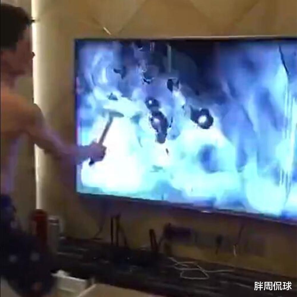 国足|国足1-3越南耻辱之夜，曝李霄鹏张琳芃寒心一幕，球迷痛哭砸电视