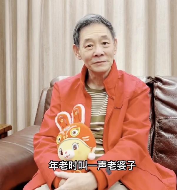 周深|央视春晚《花开忘忧》再登巅峰，央视盛赞周深，动画版MV引起共鸣