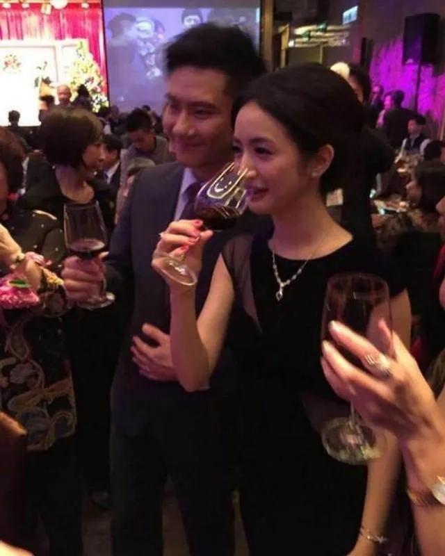 林依晨|林依晨首晒女儿正脸！肉嘟嘟小脸似爸爸林于超，婴儿车上独自玩耍