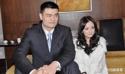 姚明|明星跟姚明合影不想显尴尬，那是各显神通！成龙踩桌子 杨幂机智