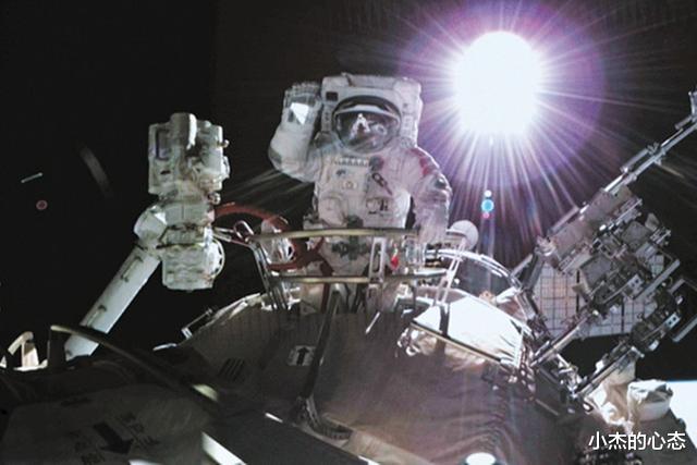 神舟十三号宇航员出舱,暴露了太空的样貌,都被NASA“骗”了?