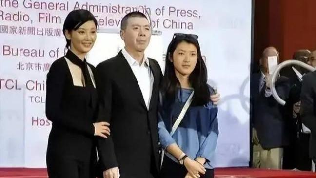 冯小刚|冯小刚全家定居美国，500万美金豪宅大气尊贵，穿拖鞋会客接地气