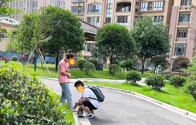 男子蹲地给女友系鞋带,被妈妈发现拉着女友就走,母亲:白养了