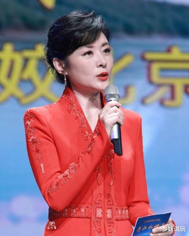 周涛|52岁周涛，2婚嫁圈外富豪，13岁女儿终于康复了，一切顺其自然