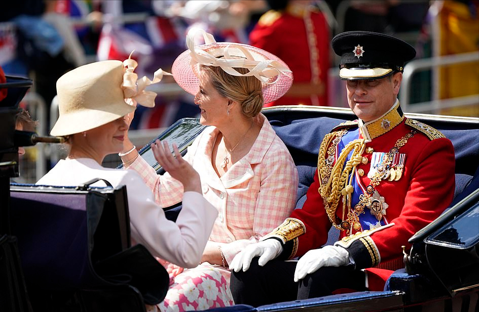 粉色|被英女王18岁孙女美到了！穿粉色花裙坐马车亮相，比夏洛特都好看