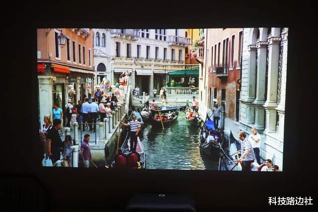 投影仪|春节在家看大片，投影仪怎么选？先搞明白短焦和长焦