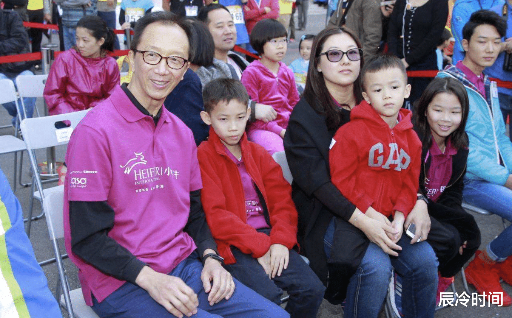 伏明霞|伏明霞：退役后嫁大26歲老公，結婚5年生3娃，70歲丈夫想生第四胎