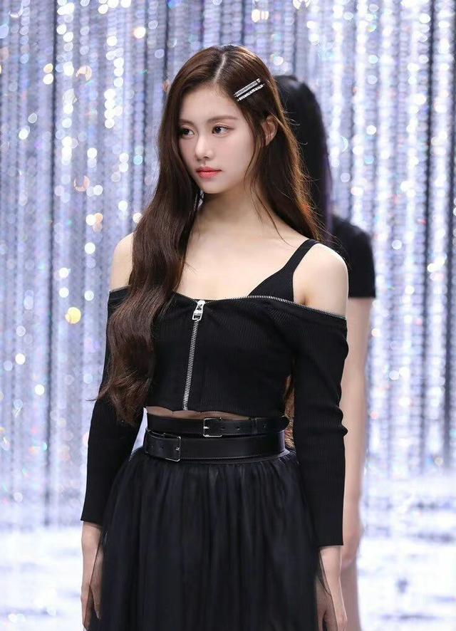 金佳蓝|HYBE金佳蓝回归LESSERAFIM,复出节目已确定,本人现身公司送签名