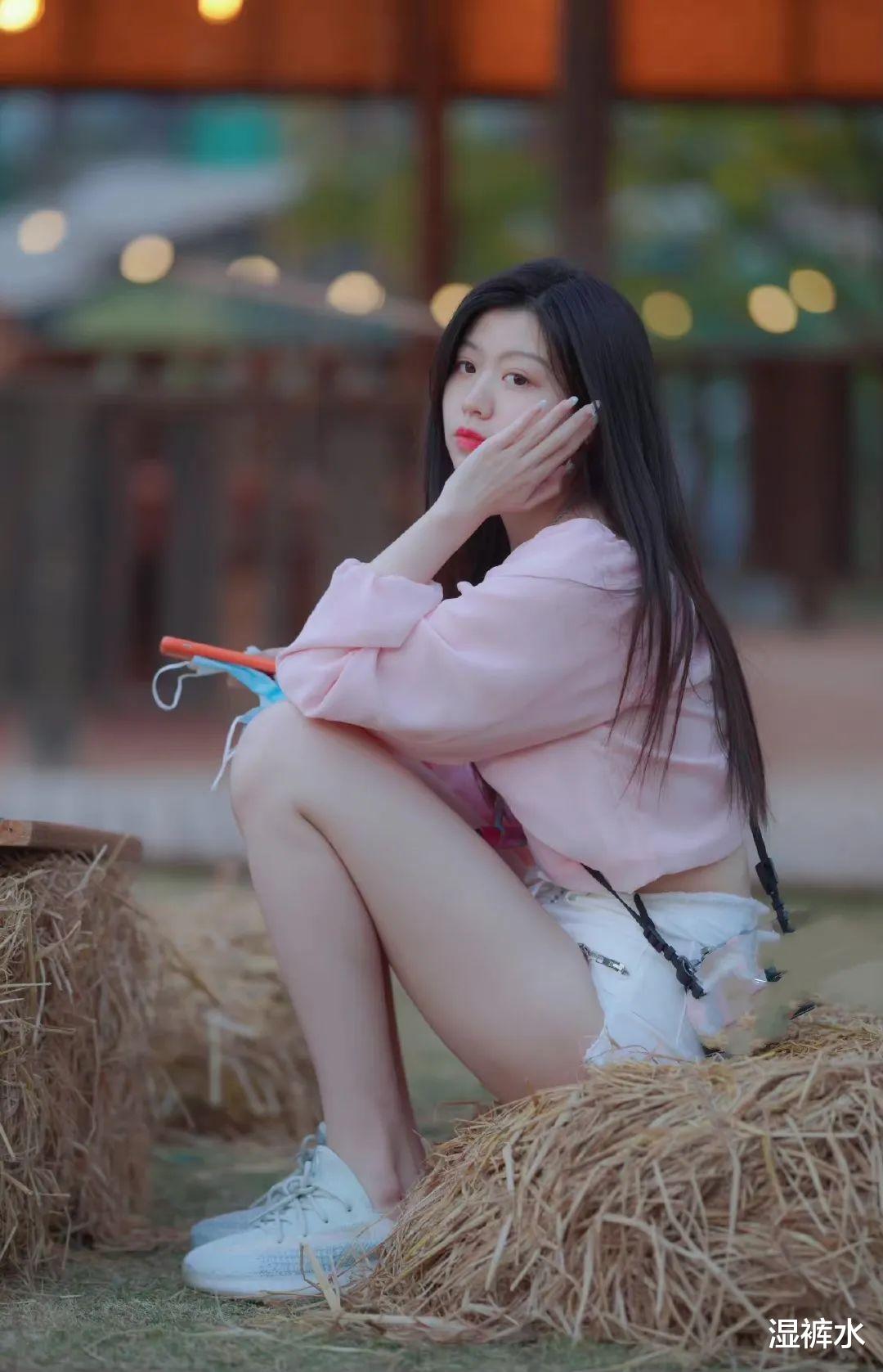 粉色粉嫩上衣和白色短裤，融合的恰到好处